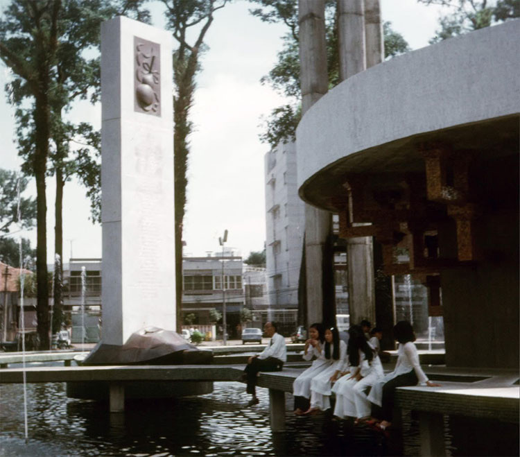 Hồ Con Rùa năm 1972, lúc còn con rùa bằng đồng ở giữa.