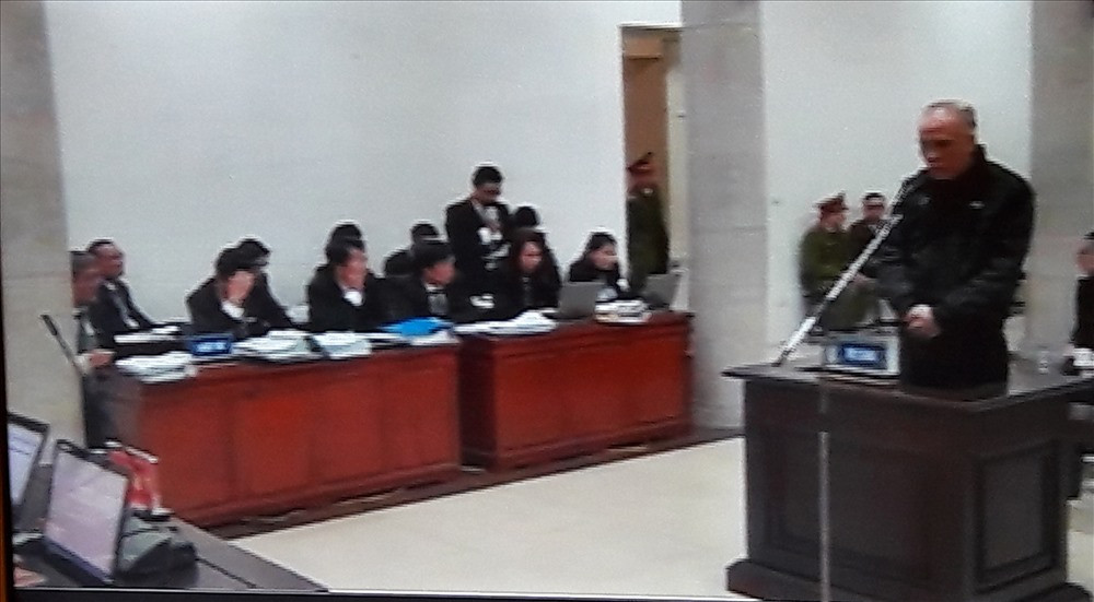Bị cáo Đào Duy Phong trả lời câu hỏi của luật sư. Ảnh Cao Nguyên