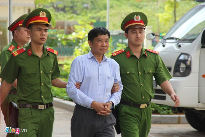 Bị cáo Ninh Văn Quỳnh được dẫn đến tòa. Ảnh Zing.vn.