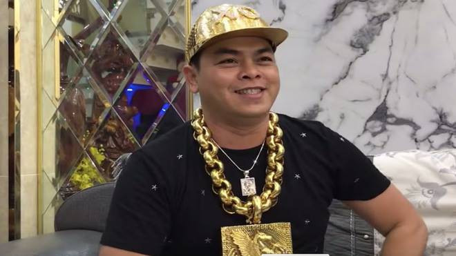 Vụ tạm giữ đại gia đeo vàng nhiều nhất Việt Nam: Phát hiện hàng chục thanh niên phê ma túy trong karaoke của Phúc XO-1