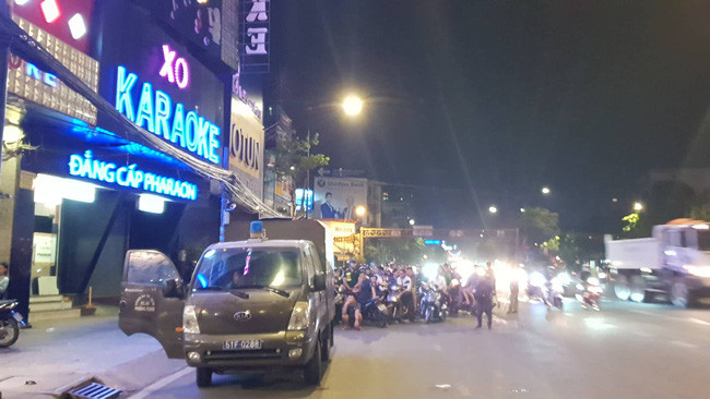 Hàng chục cảnh sát khám xét quán karaoke của đại gia vàng Phúc XO lúc nửa đêm sau nghi án dính đến ma túy-1