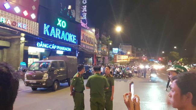 Hàng chục cảnh sát khám xét quán karaoke của đại gia vàng Phúc XO lúc nửa đêm sau nghi án dính đến ma túy-2