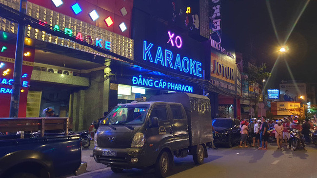 Hàng chục cảnh sát khám xét quán karaoke của đại gia vàng Phúc XO lúc nửa đêm sau nghi án dính đến ma túy-3