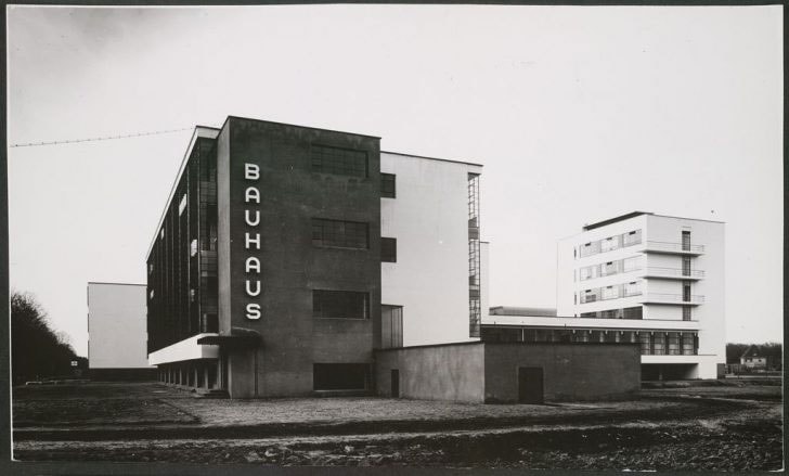 Hình dáng hòa hợp với chức năng-Tòa kiến trúc Bauhaus ở Dessau.