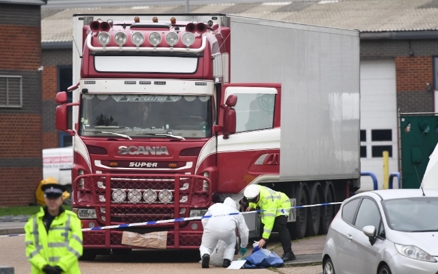Dấu tay máu hé lộ cơn hoảng loạn trong xe tải chở 39 người ở Anh - 1