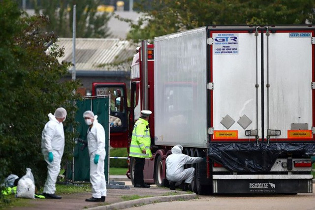 Quá trình nhận dạng 39 người chết trong thùng xe tải tại Anh diễn ra thế nào? - 1