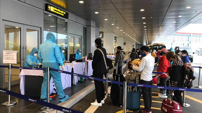 Hành khách chuyến bay đầu tiên từ Hàn Quốc hạ cánh tại sân bay Vân Đồn