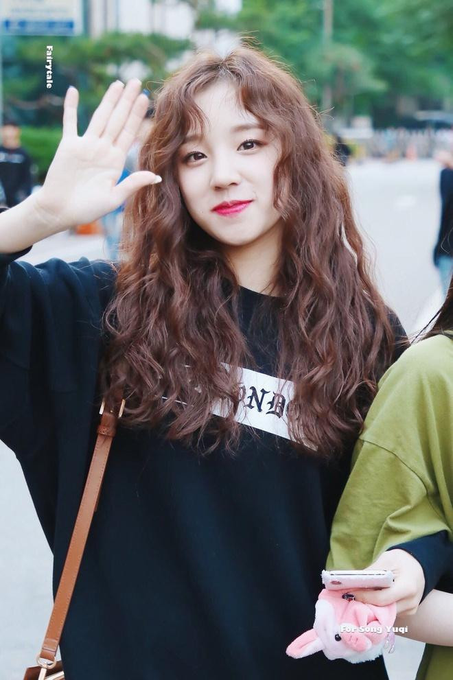 Lisa (BlackPink) cùng các sao Hàn để tóc xoăn mỳ tôm-7