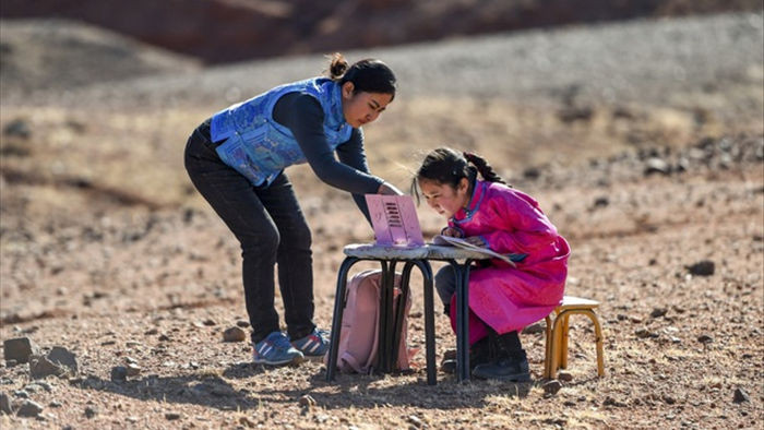 Cha mẹ chở con gái đi khắp hoang mạc tìm sóng di động để học trực tuyến - 7