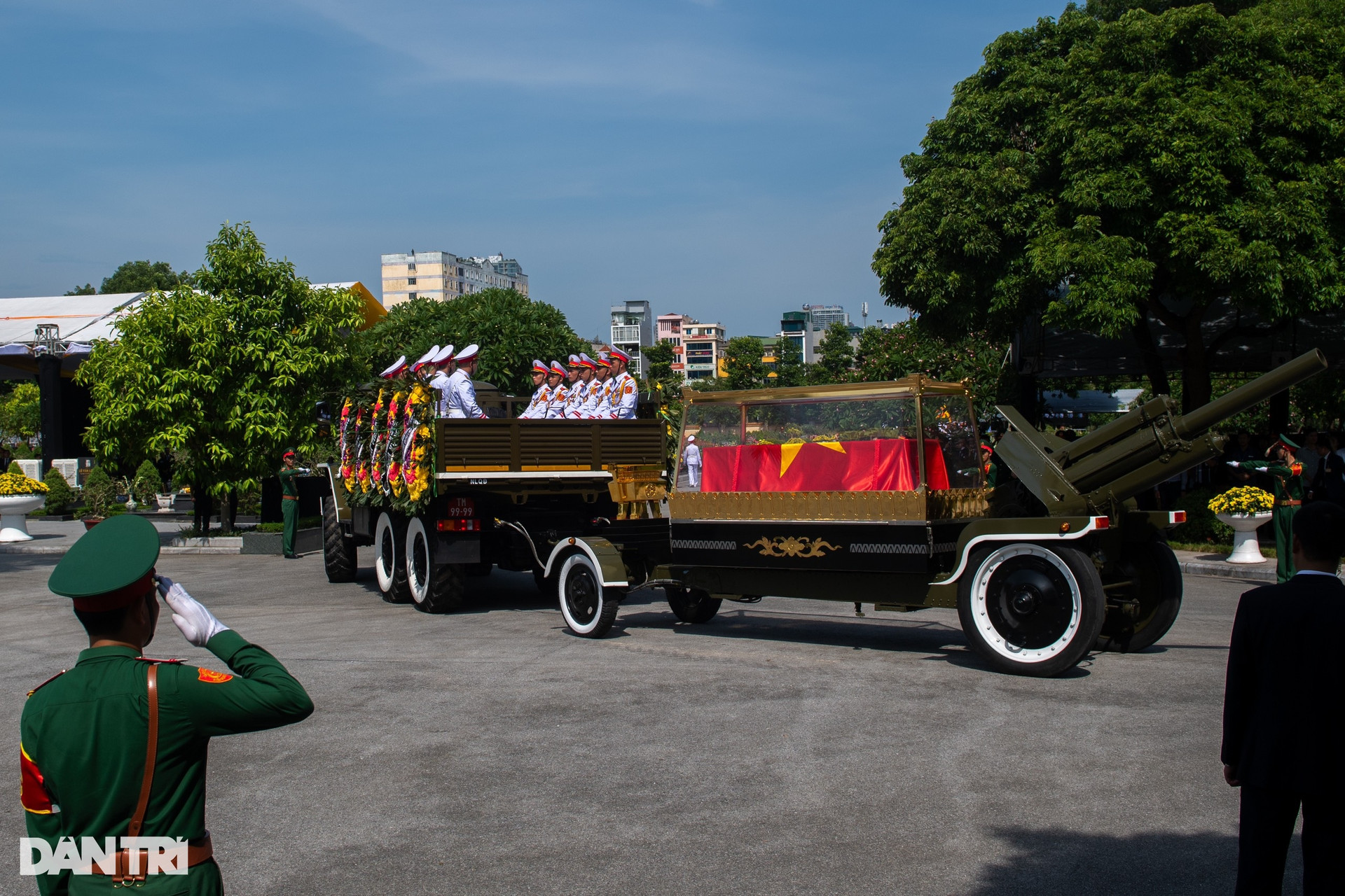 Hình ảnh đoàn xe đưa linh cữu Tổng Bí thư di chuyển trên đường phố Hà Nội - 21