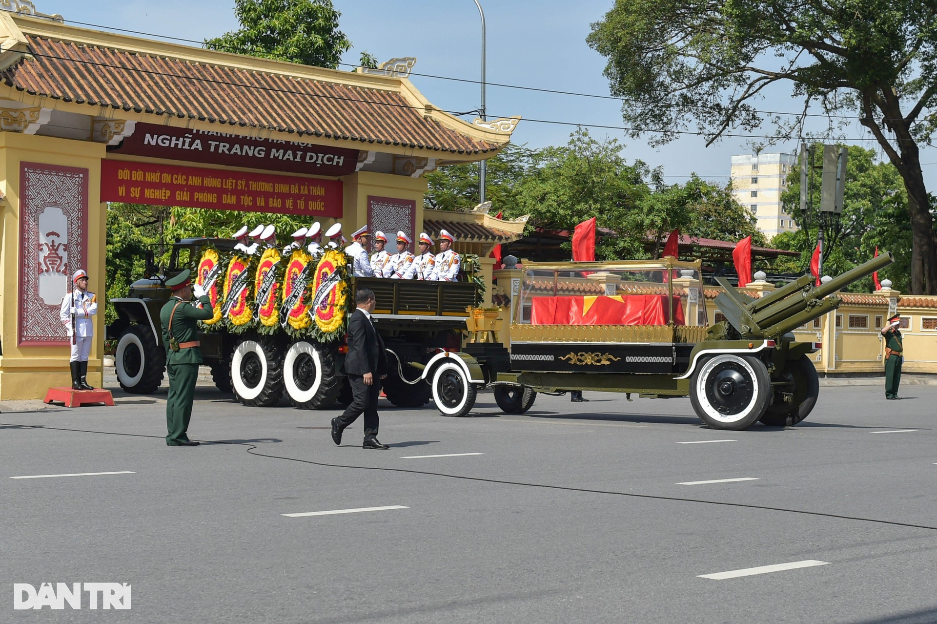 Hình ảnh đoàn xe đưa linh cữu Tổng Bí thư di chuyển trên đường phố Hà Nội - 20