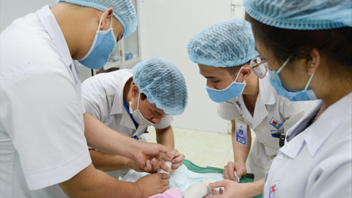 Bé gái Hà Giang 2kg bị khoèo chân, bác sĩ quyết thay đổi lỗi tạo hoá