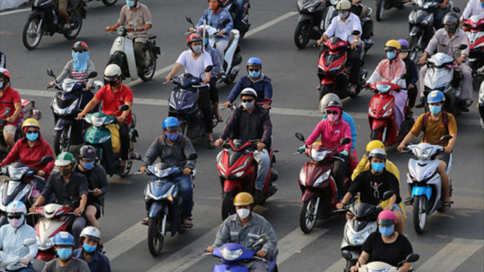 Việt Nam nắng chói chang, có cần bật đèn xe máy ban ngày để giảm tai nạn?