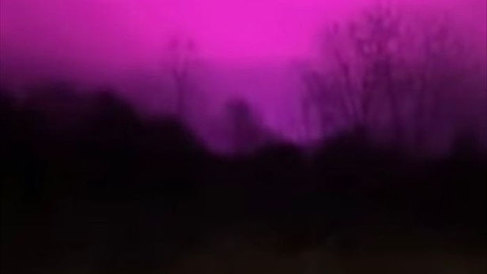 Bí ẩn bầu trời đêm chuyển màu hồng tím - 1