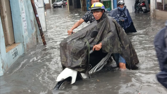 Sài Gòn mưa như thác đổ, người dân lội bì bõm tìm đường về nhà