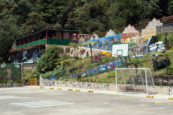 La Catedral có đầy đủ tiện nghi như phòng gym, sân thể thao, hộp đêm, hồ bơi,... Ảnh: Airship Daily.