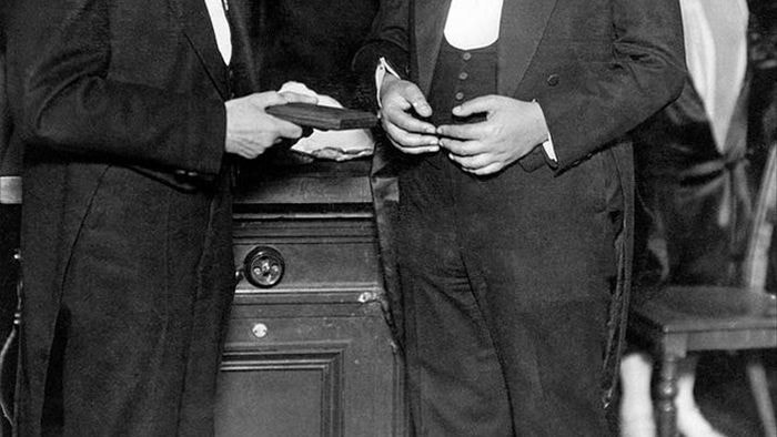 Hai sai lầm của Albert Einstein - Ảnh 4. Hai sai lầm của Albert Einstein - Ảnh 4.