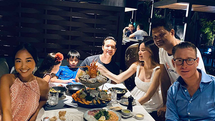 Hồ Ngọc Hà - Kim Lý ăn tối cùng vợ chồng Đoan Trang