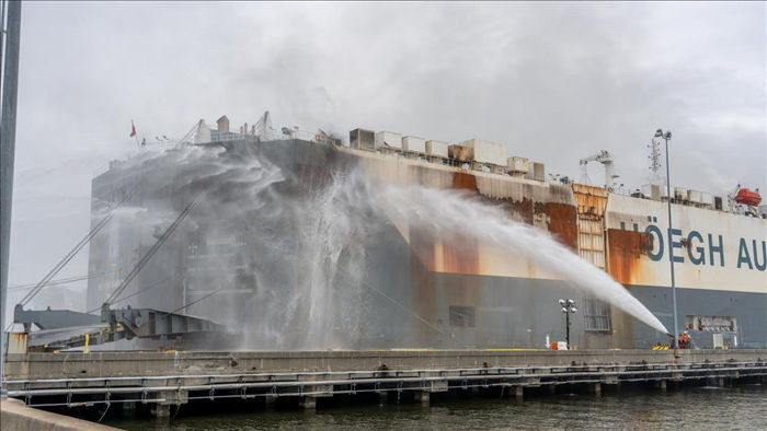 Gần 2.000 chiếc xe cũ bị nung chảy trong đám cháy tàu chở hàng