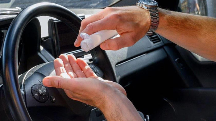 Nước rửa tay khô để trong ô tô dưới trời nắng có thể gây cháy xe - 1