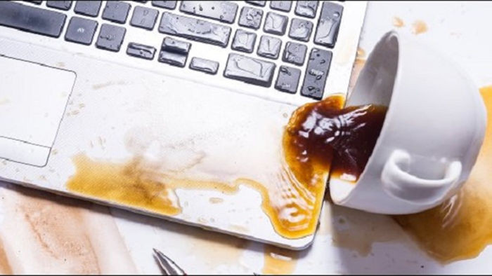 Cần làm gì nếu lỡ tay làm đổ nước hoặc cà phê vào laptop?
