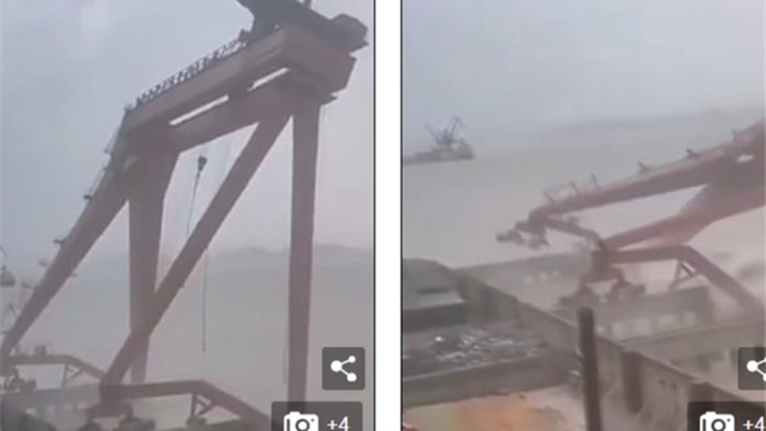 Video: Hãi hùng cần cẩu nặng 10 tấn bị gió lớn quật ngã, đổ sập xuống biển - 1