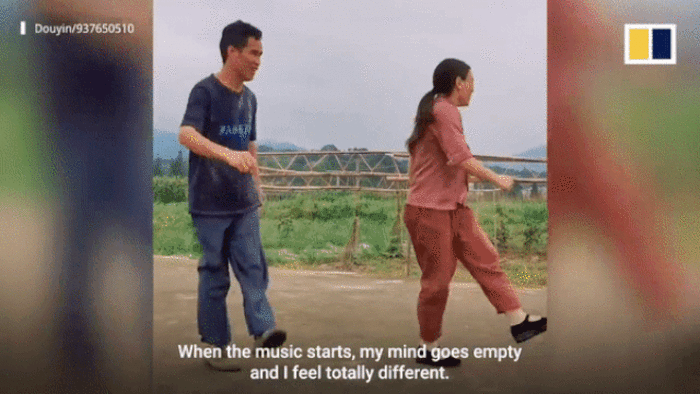 Video vợ chồng nông dân nhảy múa trước khi làm đồng, thu hút triệu lượt xem - 4
