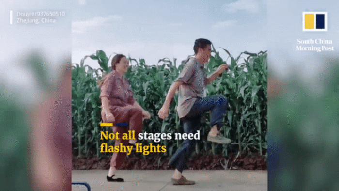 Video vợ chồng nông dân nhảy múa trước khi làm đồng, thu hút triệu lượt xem - 1