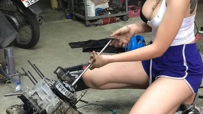 Ăn vận gợi cảm ngồi sửa xe máy rất chuyên nghiệp, cô gái xinh đẹp khiến cộng đồng mạng xôn xao, hào hứng xin info - Ảnh 2. Ăn vận gợi cảm ngồi sửa xe máy rất chuyên nghiệp, cô gái xinh đẹp khiến cộng đồng mạng xôn xao, hào hứng xin info - Ảnh 2.