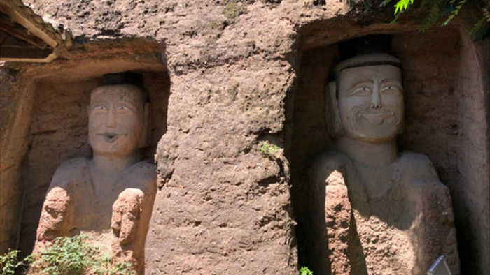 Xôn xao hình ảnh hai bức tượng Phật trong hang đá bất ngờ mỉm cười, nguyên nhân đằng sau khiến ai cũng ngỡ ngàng - Ảnh 2.