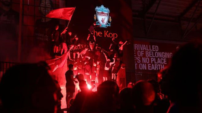 HLV Klopp bật khóc, fan Liverpool ùn ùn đi ăn mừng vô địch sau 30 năm chờ đợi - 1