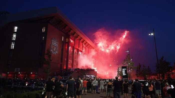 HLV Klopp bật khóc, fan Liverpool ùn ùn đi ăn mừng vô địch sau 30 năm chờ đợi - 2