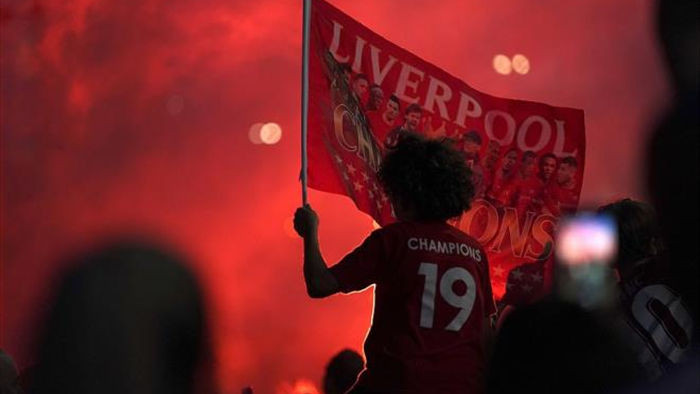 HLV Klopp bật khóc, fan Liverpool ùn ùn đi ăn mừng vô địch sau 30 năm chờ đợi - 5