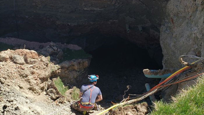 Thử khám phá hố tử thần sâu hun hút xuất hiện giữa khu phố, ai ngờ phát hiện ra cả hệ thống hầm mỏ bí ẩn nằm ngay bên dưới - Ảnh 4.