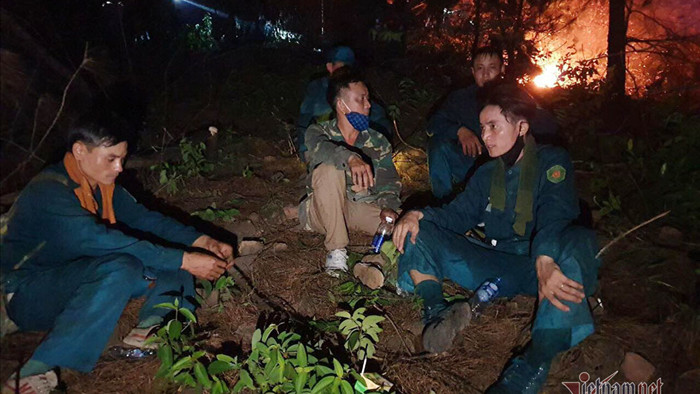 Trăm người đội đèn pin xuyên đêm dập lửa rừng thông ở Nghệ An