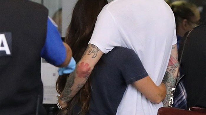 Megan Fox ôm chặt bồ trẻ tại sân bay - 2