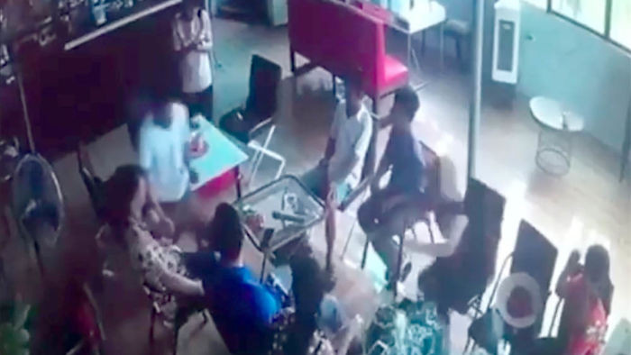 Sát thủ rút dao đâm chết người đàn ông trong quán cà phê ở Hà Nội