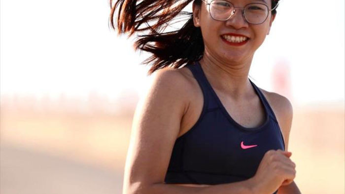 Nữ runner xinh đẹp miệt mài tập luyện trên đường chạy ngoài đảo núi lửa - 2