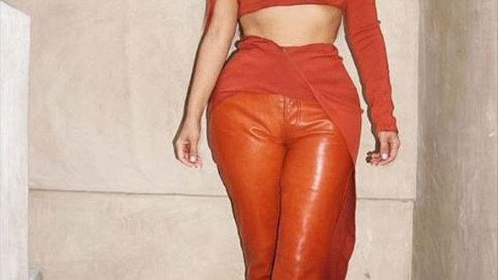 Kim Kardashian khoe ngực đầy trên phố - 8
