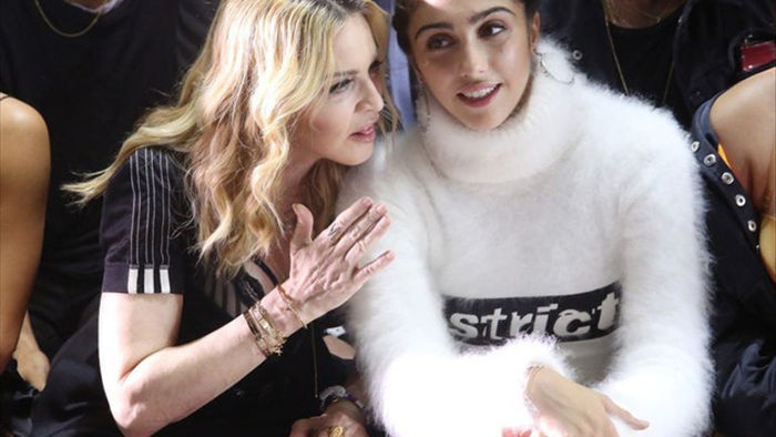 Con gái Madonna mặc mát mẻ ra phố - 8