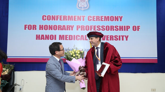 Đại học Y Hà nội trao tặng danh hiệu Giáo sư danh dự cho GS.TS. Michael Tirant
