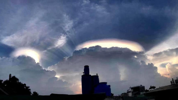 Tuyệt đẹp với loạt ảnh người Hà Nội tạo dáng bên chùm mây ngũ sắc chiều qua, hiện tượng không hiếm nhưng đây là lần vầng mây có nhiều màu rực rỡ đến lạ - Ảnh 1.