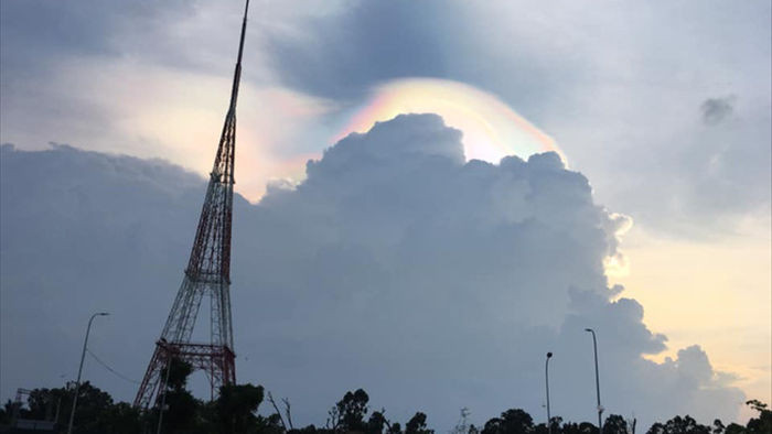 Tuyệt đẹp với loạt ảnh người Hà Nội tạo dáng bên chùm mây ngũ sắc chiều qua, hiện tượng không hiếm nhưng đây là lần vầng mây có nhiều màu rực rỡ đến lạ - Ảnh 4.