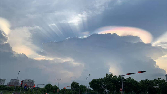 Tuyệt đẹp với loạt ảnh người Hà Nội tạo dáng bên chùm mây ngũ sắc chiều qua, hiện tượng không hiếm nhưng đây là lần vầng mây có nhiều màu rực rỡ đến lạ - Ảnh 5.