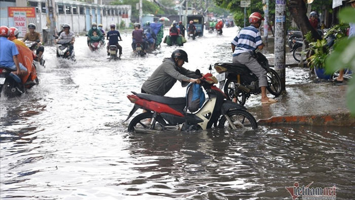 Người Sài Gòn ngã nhào khi bơi giữa đường ngập