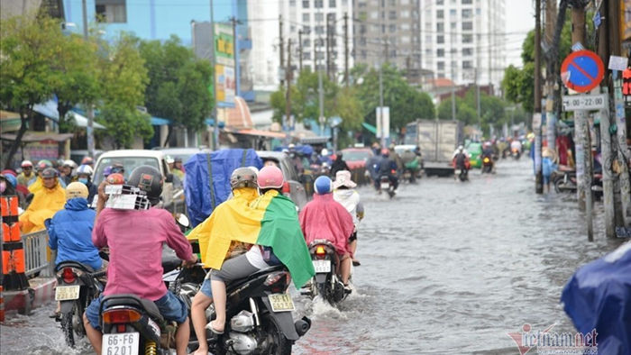 Người Sài Gòn ngã nhào khi bơi giữa đường ngập