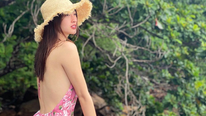 Hoa hậu Lương Thùy Linh tung ảnh bikini nóng bỏng chào hè - 6