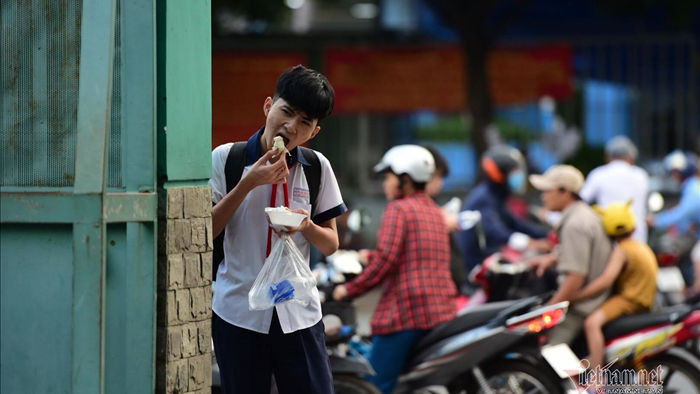 Hôm nay, 82.000 sĩ tử Sài Gòn bước vào trường thi lớp 10