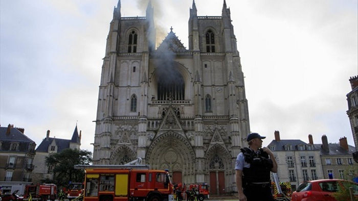 Cháy nhà thờ hàng trăm năm tuổi tại Pháp
