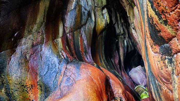 Bí ẩn hang động màu cầu vồng bị lãng quên ở Mỹ có khả năng chữa bách bệnh - Ảnh 1.